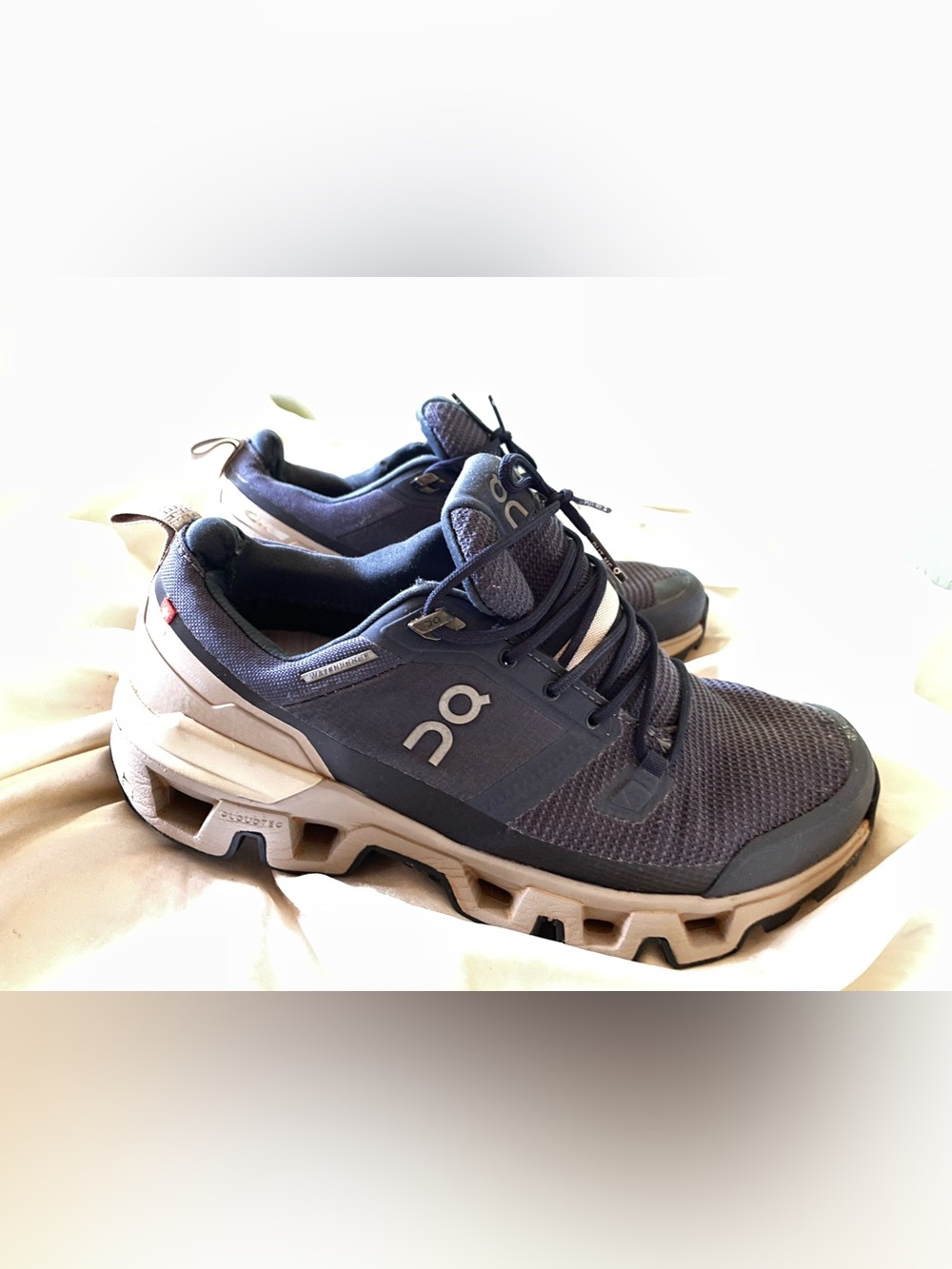 On Running Womens Navy & Tan Waterproof Sneakers Sz 8